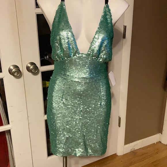 Dresses & Skirts - Stunning green sequin dress